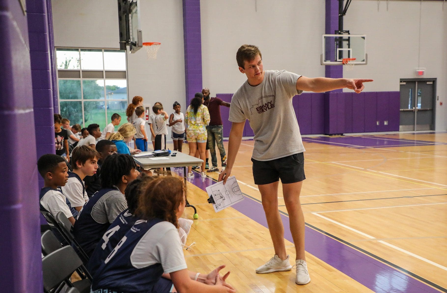 4 fun ways to serve your community as a volunteer youth coach or event helper this fall